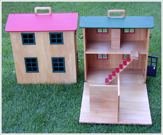 「木製ボックス型のドールハウス」写真